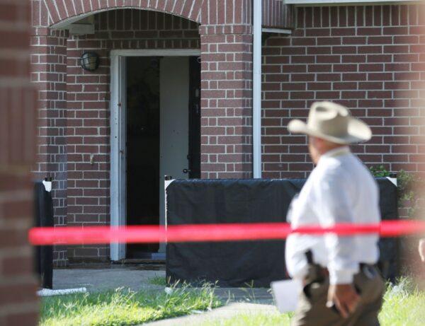 Police investigate a shooting at the Timber Ridge Apartments in Houston, Texas, on Sept. 20, 2021. (Elizabeth Conley/Houston Chronicle via AP)