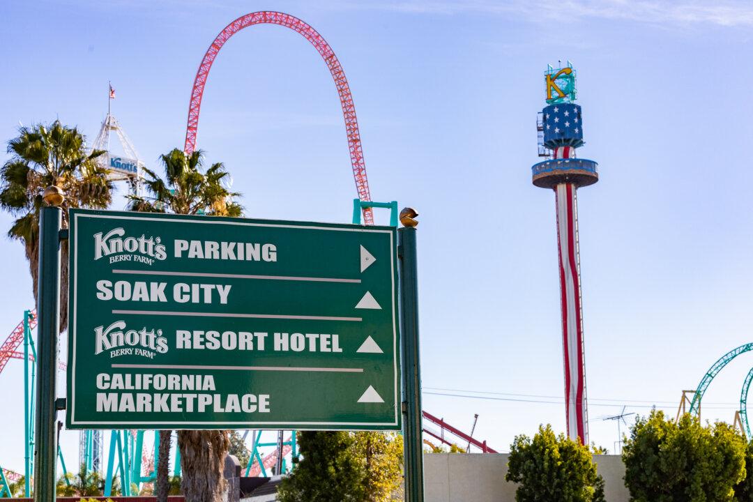Knott’s Berry Farm Allows Some Chaperones Free Entry for Halloween Event