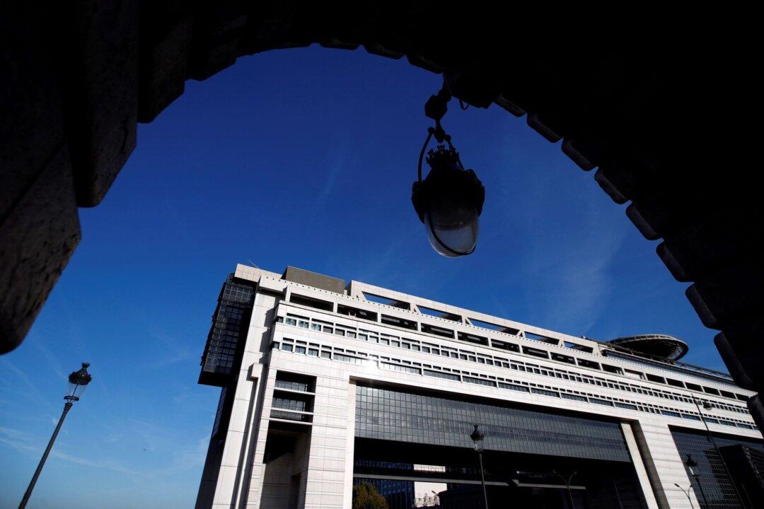 French Fiscal Watchdog Sees Smaller Deficit Than Expected by Government