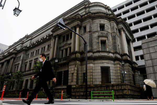 A man wearing a protective mask walks past the headquarters of the Bank of Japan amid the coronavirus disease (COVID-19) outbreak in Tokyo, Japan on May 22, 2020. (Kim Kyung-Hoon/Reuters)