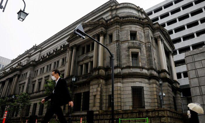 BOJ Raises Price Forecast, Keeps Policy Steady
