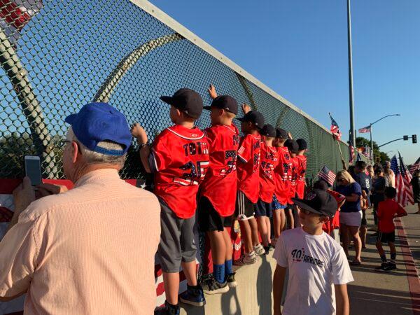 Foothill Warriors Baseball program manager Jeff Taylor (L) and his junior baseball team paying tribute to Merola, in La Verne, Calif., on Sept. 21, 2021. (Linda Jiang/The Epoch Times)