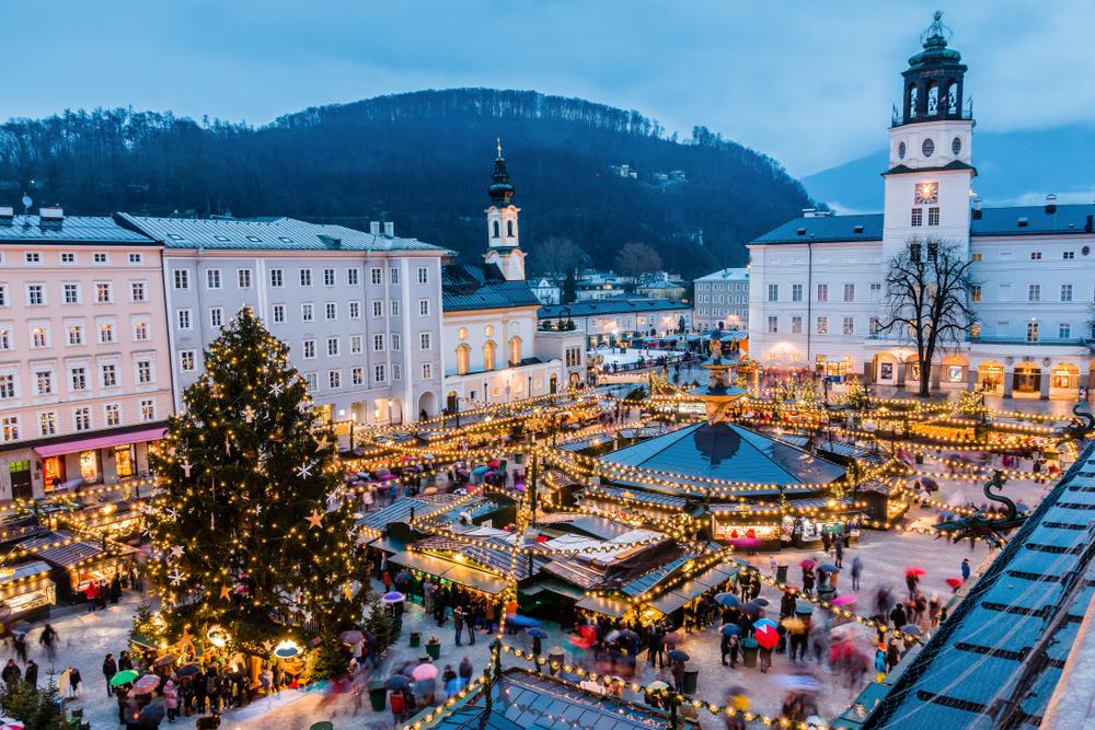 Christmas Market in the old town of Salzburg. (Izabela23/Shutterstock)
