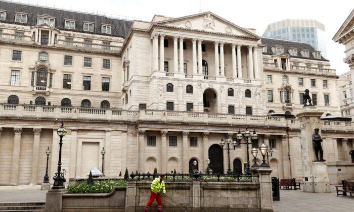 Bank of England Nudges up Inflation Outlook, Split Over QE Widens
