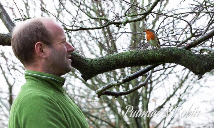 British Gardener Forms an Incredible and Unbreakable Bond With a Robin