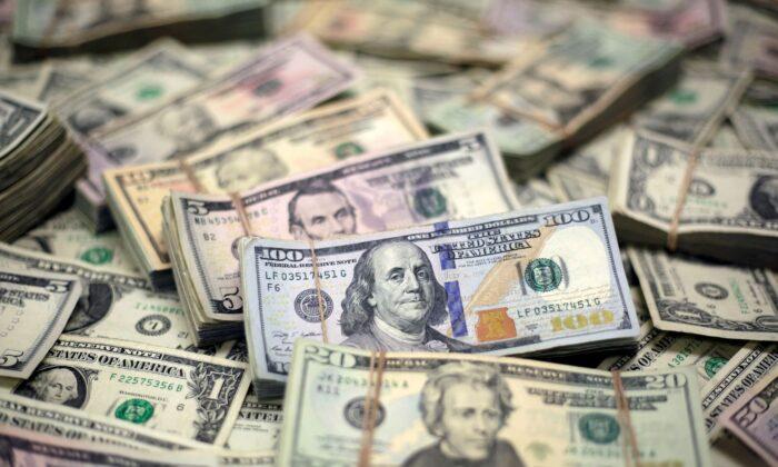 Dollar Hovers Above One-Week Low as Evergrande Questions Persist