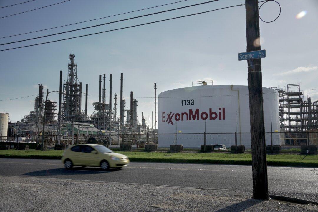 US Oil Refiners Pick Iraqi, Canadian Crudes to Replace Storm Losses: Traders