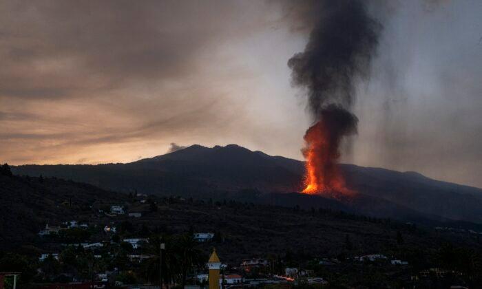 Volcanic Ash Cloud Closes La Palma Airport, New Vent Emerges
