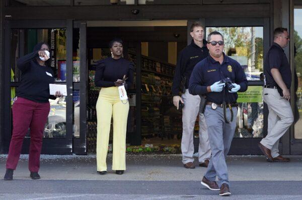 Police officers and Kroger employees exit a Kroger grocery store in Collierville, Tenn., on Sept. 24, 2021. (Mark Humphrey/AP Photo)