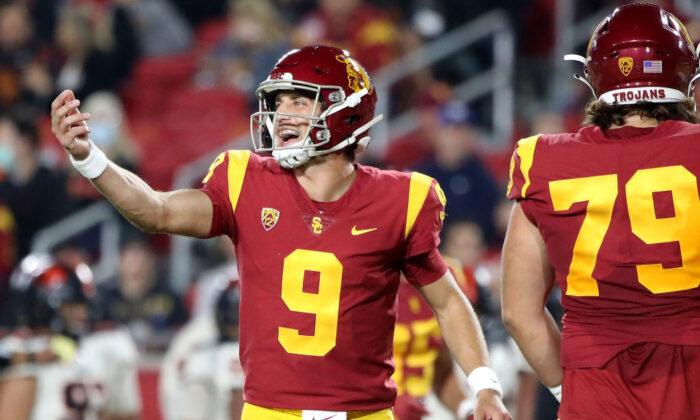 USC Football Players to Deliver Food to Homeless People on Skid Row