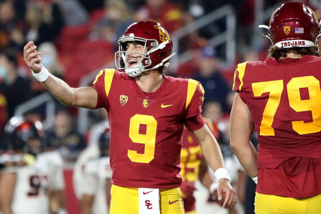 USC Football Players to Deliver Food to Homeless People on Skid Row