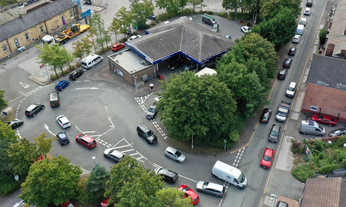 An aerial view of people queuing for petrol and diesel at a Tesco's Supermarket in Northwich, UK, on Sept.24, 2021. (Christopher Furlong/Getty Images)