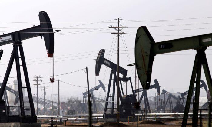 Oil Hovers Near 3-week High on Middle East Tensions, China Demand