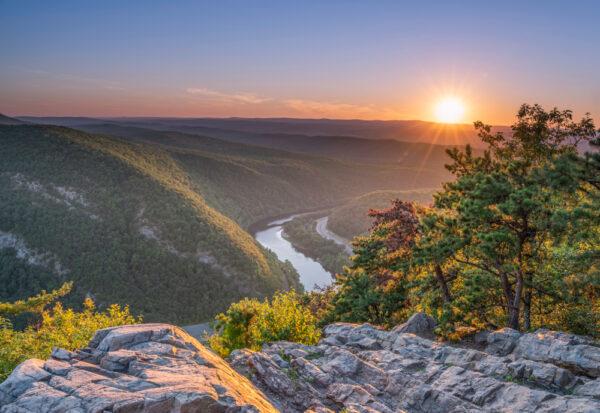 Delaware Water Gap Recreation Area at sunset from Mount Tammany in New Jersey. (Tetyana Ohare/Shutterstock)