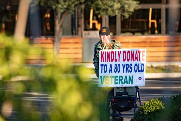 A veteran undergoing financial hardship asks for donations in Irvine, Calif., on Nov. 10, 2020. (John Fredricks/The Epoch Times)