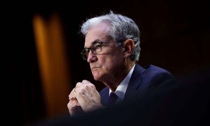 Fed’s Powell Faces Heated Questions on Trading and Regulation