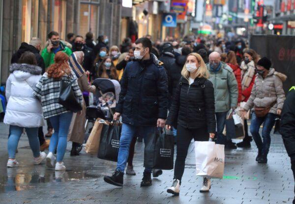 Shoppers wear mask and fill Cologne's main shopping street Hohe Strasse (High Street) in Cologne, Germany on Dec. 12, 2020. (Wolfgang Rattay/Reuters)
