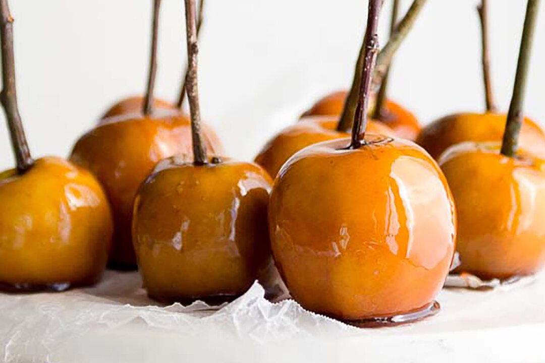 How to Make Maple-Candied Apples