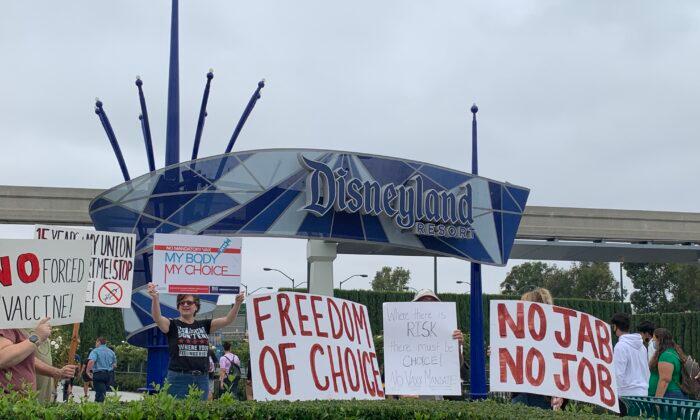 Californians Protest Against Vaccine Mandate in Front of Disneyland