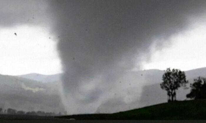 Tornado Lashes Southeast Australia, Leaving Hundreds Without Power