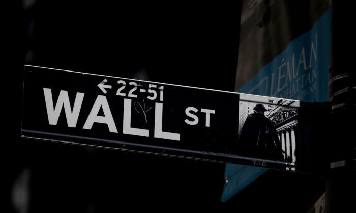 Wall Street Ends Choppy Session Lower on Earnings Jitters; Financials Down