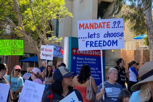 Medical staff and community members protest vaccine mandates in front of Rady Children’s Hospital in San Diego, on Oct. 1, 2021. (Jane Yang/The Epoch Times)