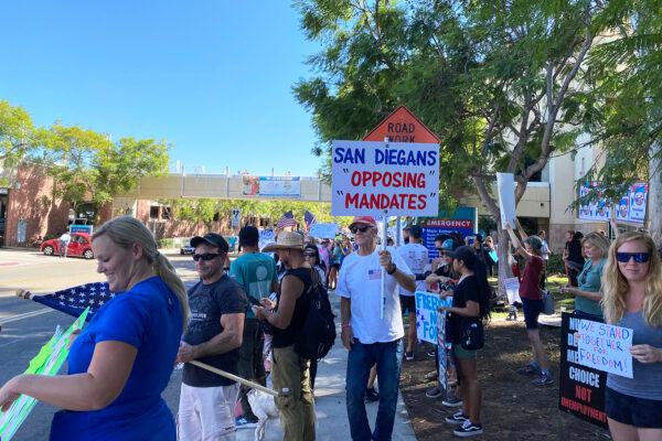 Medical staff and community members protested vaccine mandates in front of Rady Children’s Hospital in San Diego, on Oct. 1, 2021. (Jane Yang/The Epoch Times)