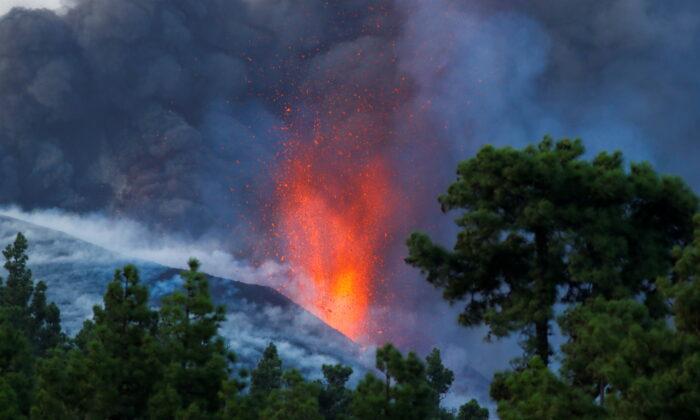 La Palma Volcano Eruption Forces Stay-Home Order for Some Residents