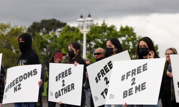 Thousands of New Zealanders Protest for Freedom After 6 Weeks in Lockdown