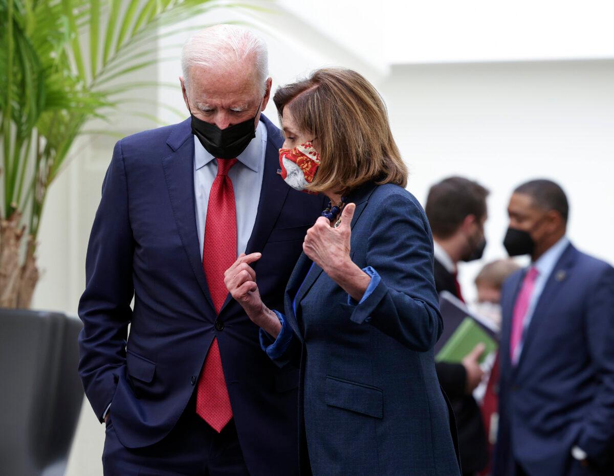 President Joe Biden talks to House Speaker Nancy Pelosi (D-Calif.) in Washington on Oct. 1, 2021. (Kevin Dietsch/Getty Images)