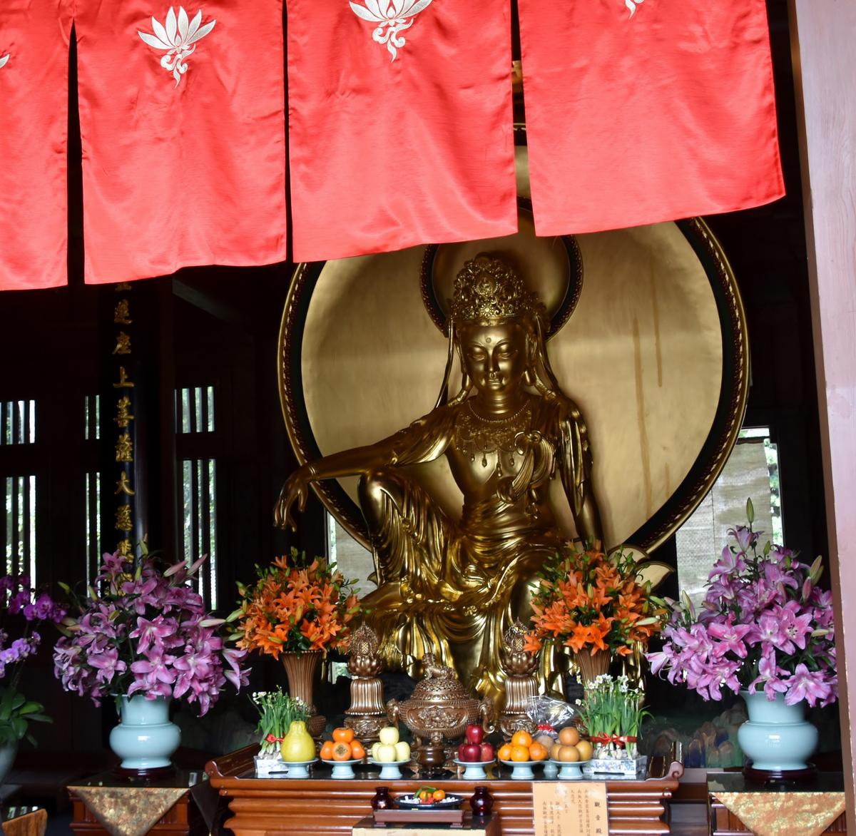 The temple halls hold statues of Sakyamuni Buddha; the Bodhisattva of Mercy, Guanyin; and other bodhisattvas. (Richard Mortel/ CC BY-SA 2.0)