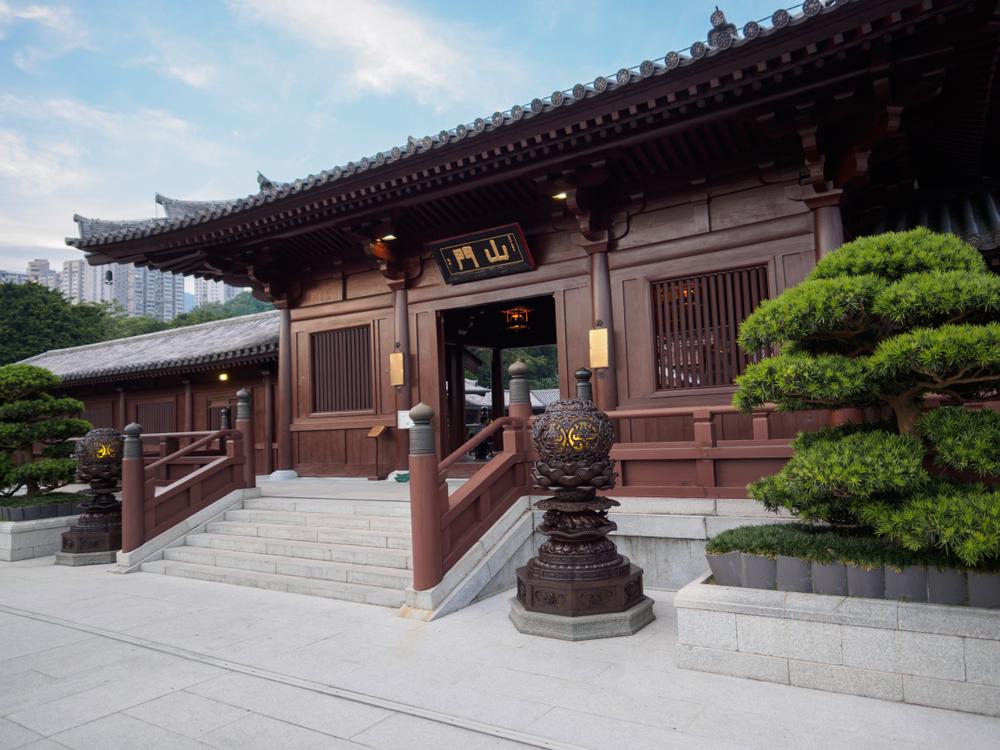 The main entrance (Shen Men) introduces the Tang architectural style of timber post and beam joinery, an ancient technique using no nails, that is carried on throughout the temple complex. (Alexandre Tziripouloff/Shutterstock)