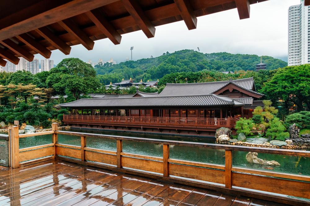 Viewed from a pavilion on the south shore, the Song Cha Xia (Tea house) appears with a covered walkway that overlooks the pond. (WR studio/Shutterstock)