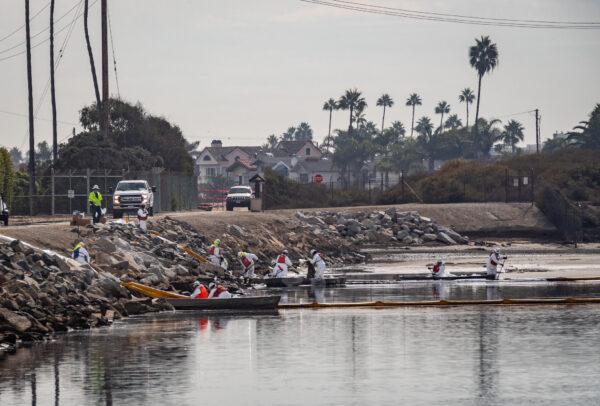 Cleanup efforts are underway for an oil spill of the coastline of Orange County in Huntington Beach, Calif., on Oct. 4, 2021. (John Fredricks/The Epoch Times)
