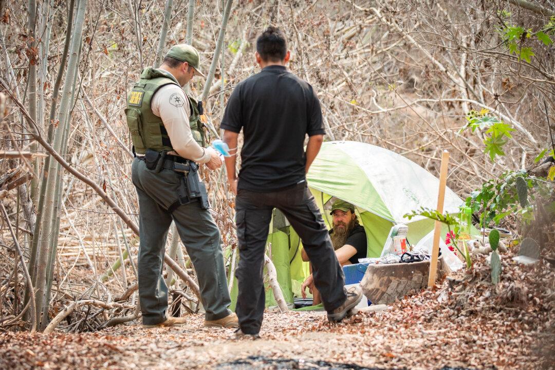 Sheriff’s Deputies Warn Homeless Individuals in Malibu of Fire Risk