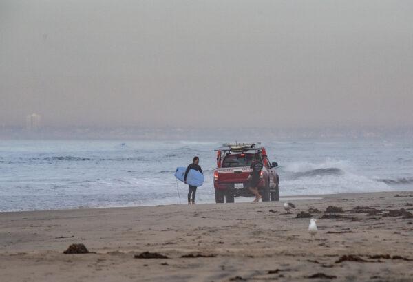 A massive oil spill caused beaches to close in Huntington Beach, Calif., on Oct. 4, 2021. (John Fredricks/The Epoch Times)