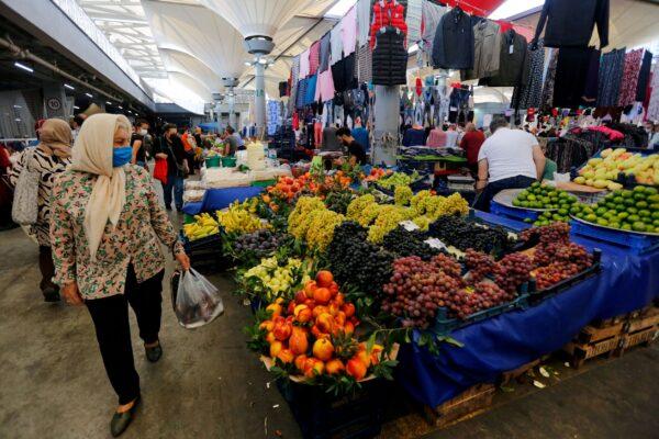 People shop at a local market, amid the coronavirus disease outbreak, in Istanbul, Turkey on Sept. 14, 2021. (Dilara Senkaya/Reuters)
