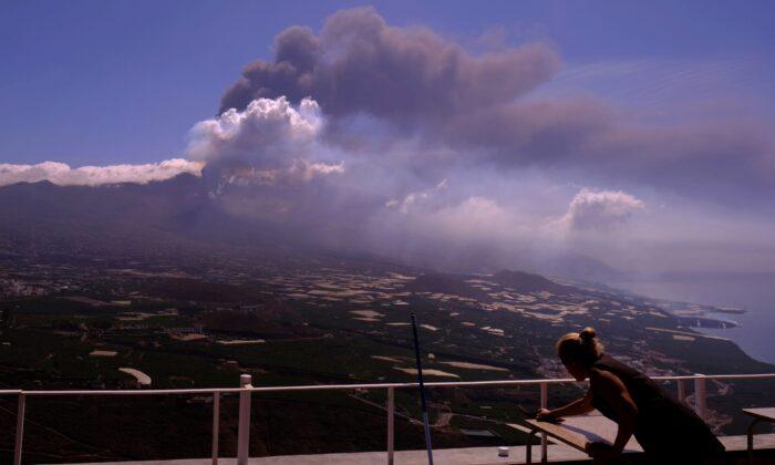 La Palma Island’s Volcano Roars Again, Spewing Thicker Lava