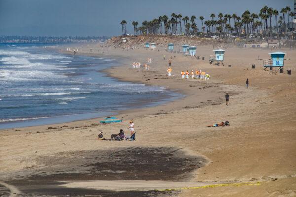 Cleanup efforts are underway in Huntington Beach, Calif., to clean a massive oil spill the struck the coastline on Oct. 3, 2021. Oct. 5, 2021. (John Fredricks/The Epoch Times)