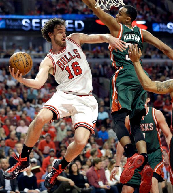 Chicago Bulls forward Pau Gasol, left, looks to a pass against the Milwaukee Bucks during the second half in Game 1 of the NBA basketball playoffs in Chicago, on April 18, 2015. (Nam Y. Huh/AP Photo)