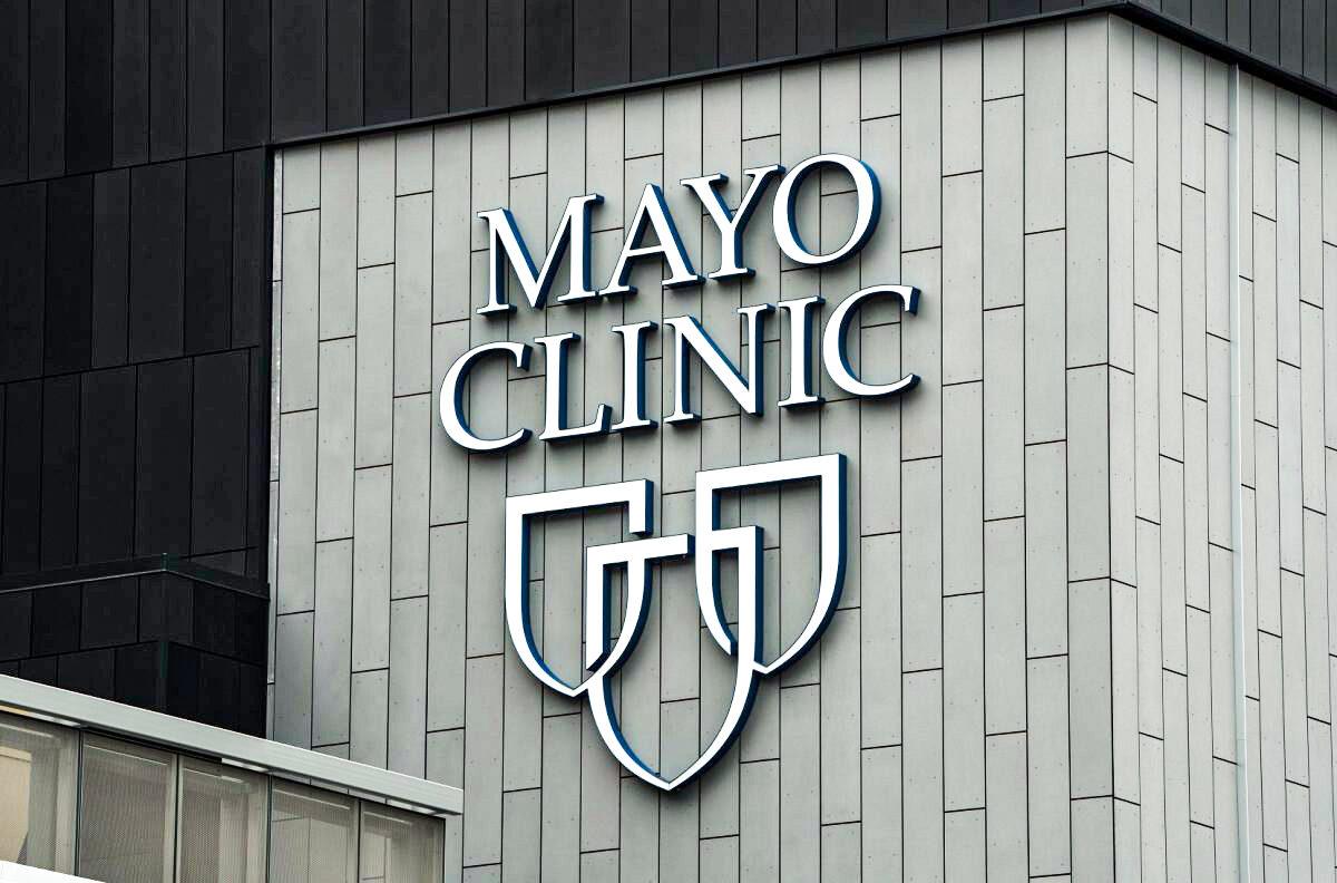 The Pisano family is seeking a court's help in forcing Mayo Clinic's hospital in Jacksonville, Florida to give ivermectin and other alternative treatments for COVID-19. Shown here is the Mayo Clinic logo on the hospital system's Minneapolis facility on June 24, 2018. (Tony Webster via Wikimedia Commons)