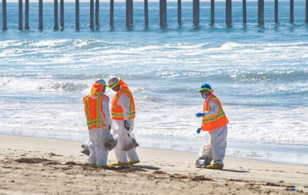 Cleanup efforts are underway in Huntington Beach, Calif., to clean a massive oil spill that struck the coastline on Oct. 3, 2021. Oct. 5, 2021. (John Fredricks/The Epoch Times)