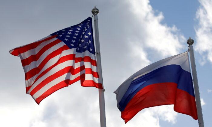 U.S. Senators Suggest Expelling 300 Russian Diplomats Amid Embassy Dispute