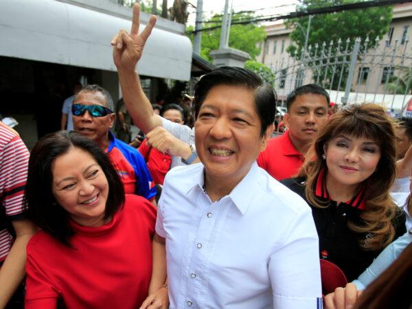 Ferdinand "Bongbong" Marcos, son of late dictator Ferdinand Marcos, his wife, Louise (L) and his sister Imee (R) smile upon arrival at the Supreme Court in Padre Faura, Metro Manila, Philippines, on April 2, 2018. (Romeo Ranoco/File Photo/Reuters)