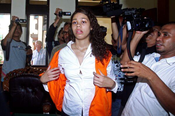 Heather Mack of Chicago (C) is mobbed by reporters as she arrives in the courtroom for her sentencing hearing at a district court in Denpasar, Bali, Indonesia on April 21, 2015. (Firdia Lisnawati/AP Photo)