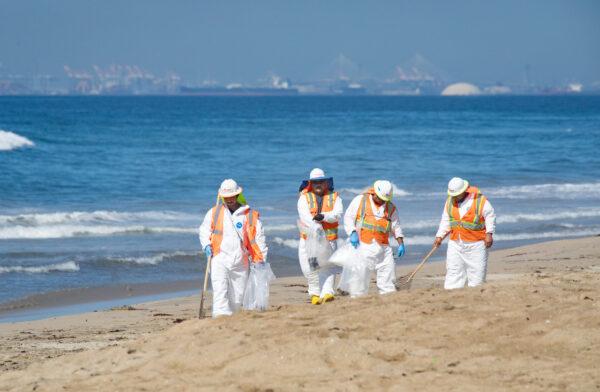 Cleanup efforts are underway in Huntington Beach, Calif., to clean an oil spill that struck the coastline on Oct. 3, 2021. Oct. 5, 2021. (John Fredricks/The Epoch Times)