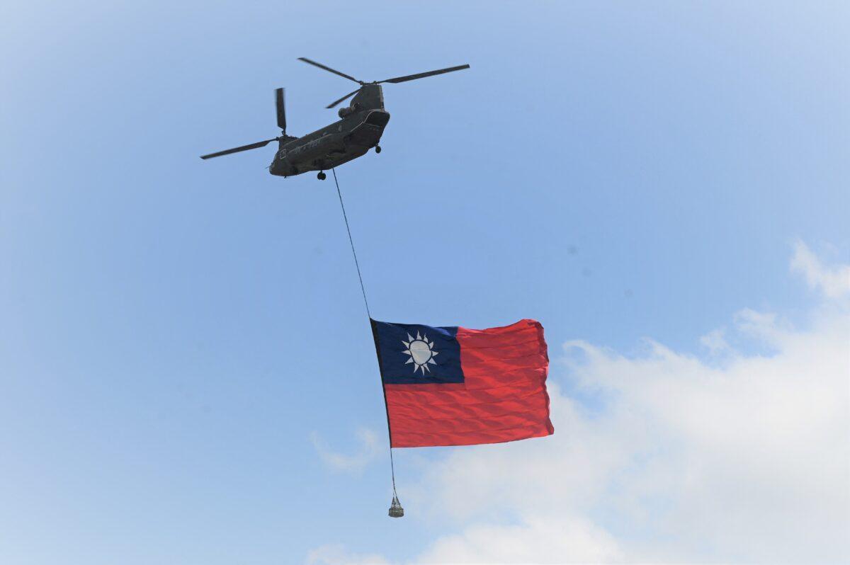 A U.S.-made CH-47 helicopter flies an 18-meter by 12-meter national flag at a military base in Taoyuan city, Taiwan, on Sept. 28, 2021. (Sam Yeh/AFP)