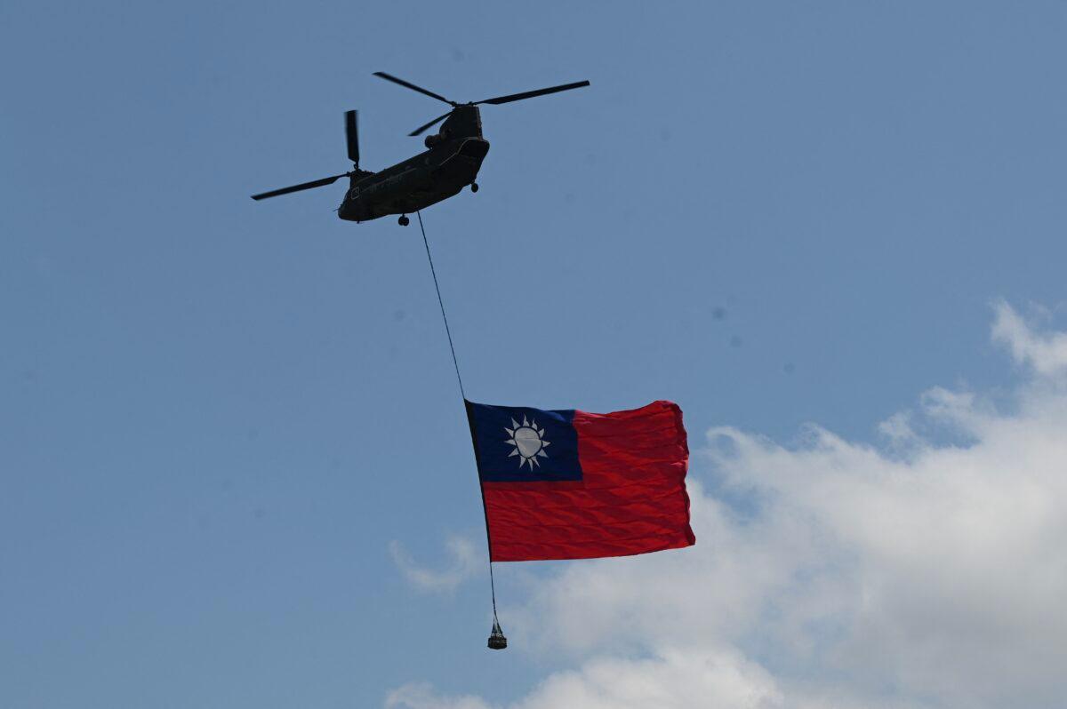 A U.S.-made CH-47 helicopter flies an 18-meter by 12-meter national flag at a military base in Taoyuan on Sept. 28, 2021. (Photo by Sam Yeh / AFP) (Photo by SAM YEH/AFP via Getty Images)