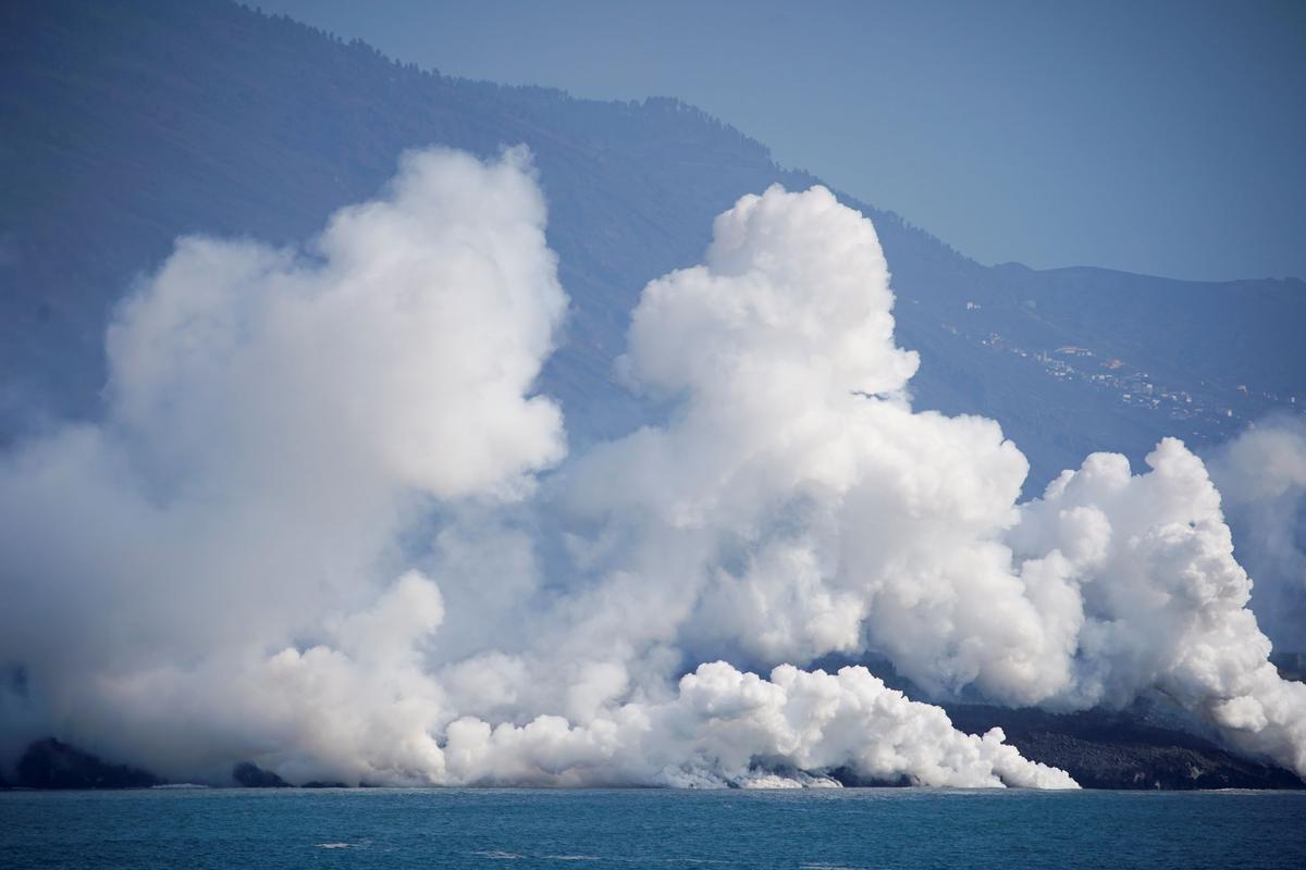 Volcanic Ash Buildup Shuts Airport on La Palma in Spain’s Canary Islands