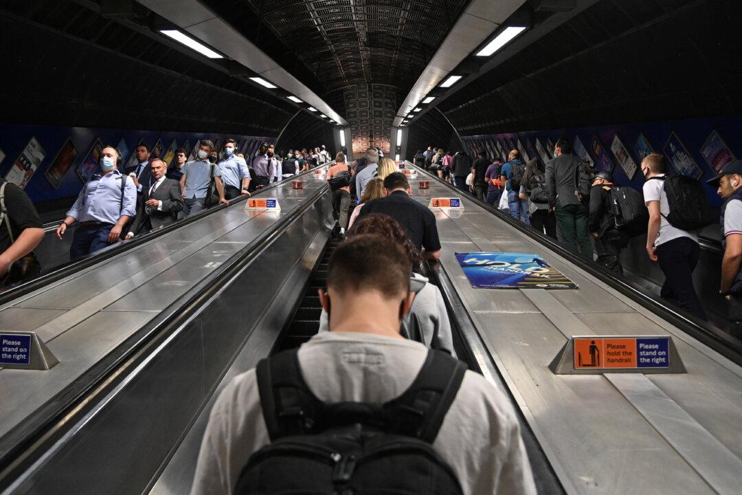 UK Starting Pay Jumps by Most on Record as Staff Shortages Bite: Survey